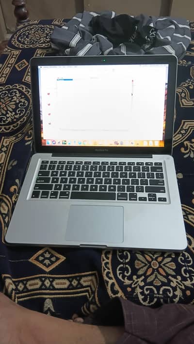 macbook pro 2011 workimg condition i5 with charger
