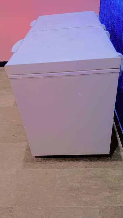 WAVES Deep-freezer in Good Condition.