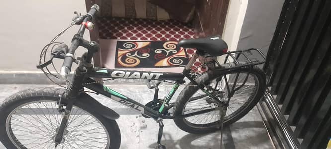 Giant Bicycle / Cycle – Good Condition with Carrier & Mudguards