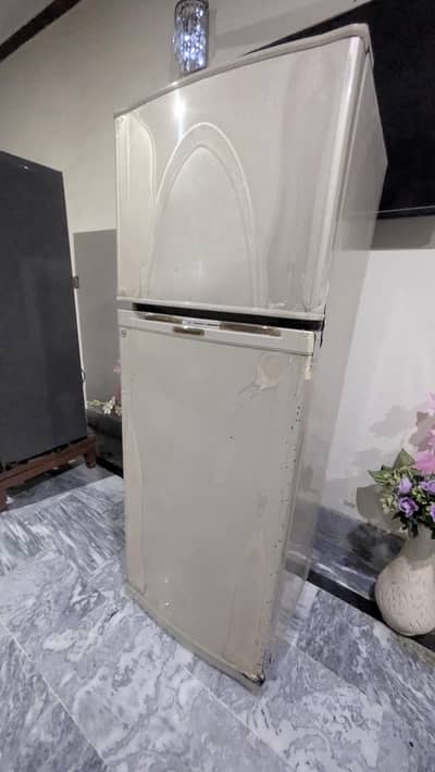 JAMBO SIZE FRIDGE AVAILABLE FOR SALE ON MNASIB RATE
