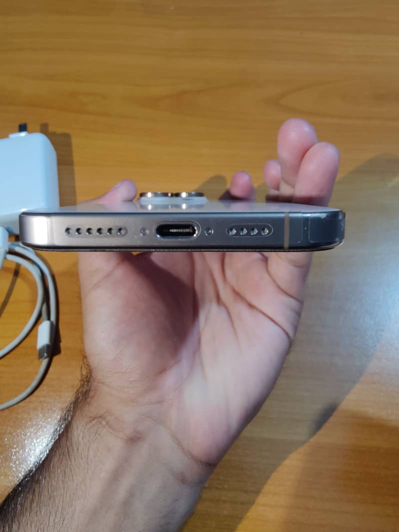 Apple iPhone 16 Pro Max 1