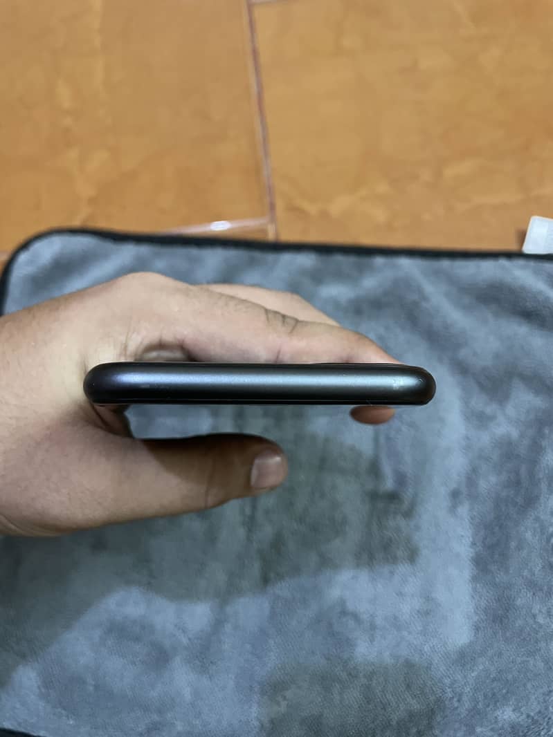 Apple iPhone 11 3