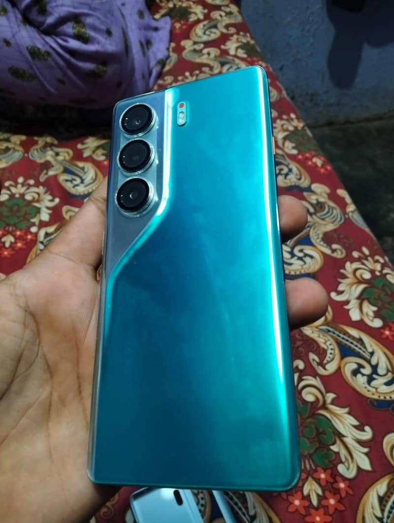 Tecno Camon 40 pro 0