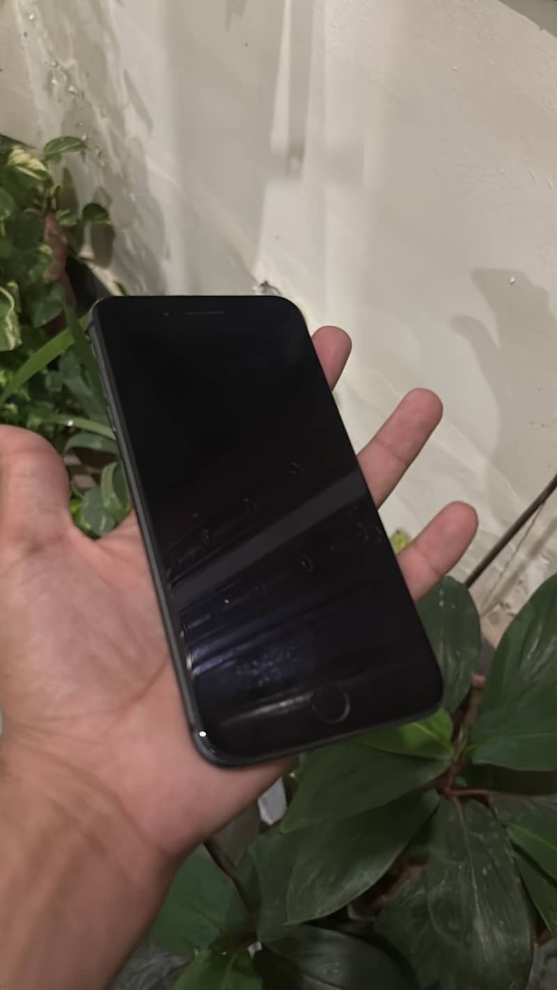 Apple iPhone 8 Plus 4