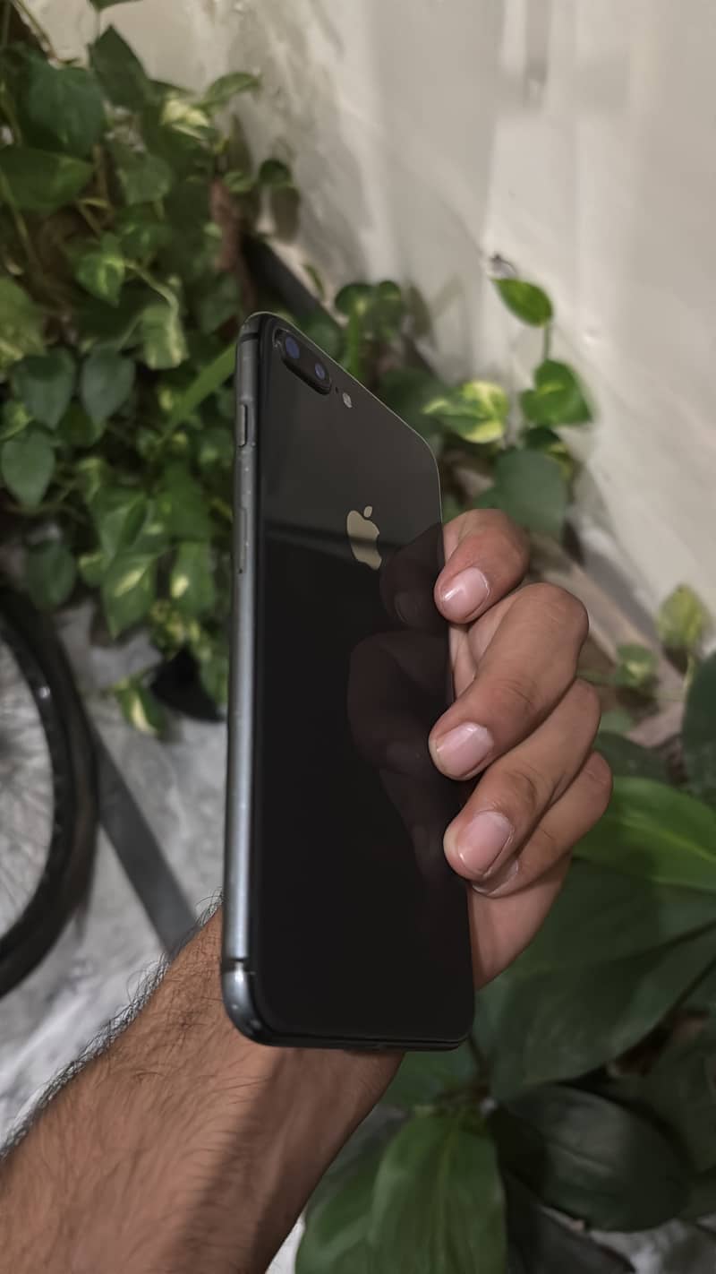 Apple iPhone 8 Plus 5