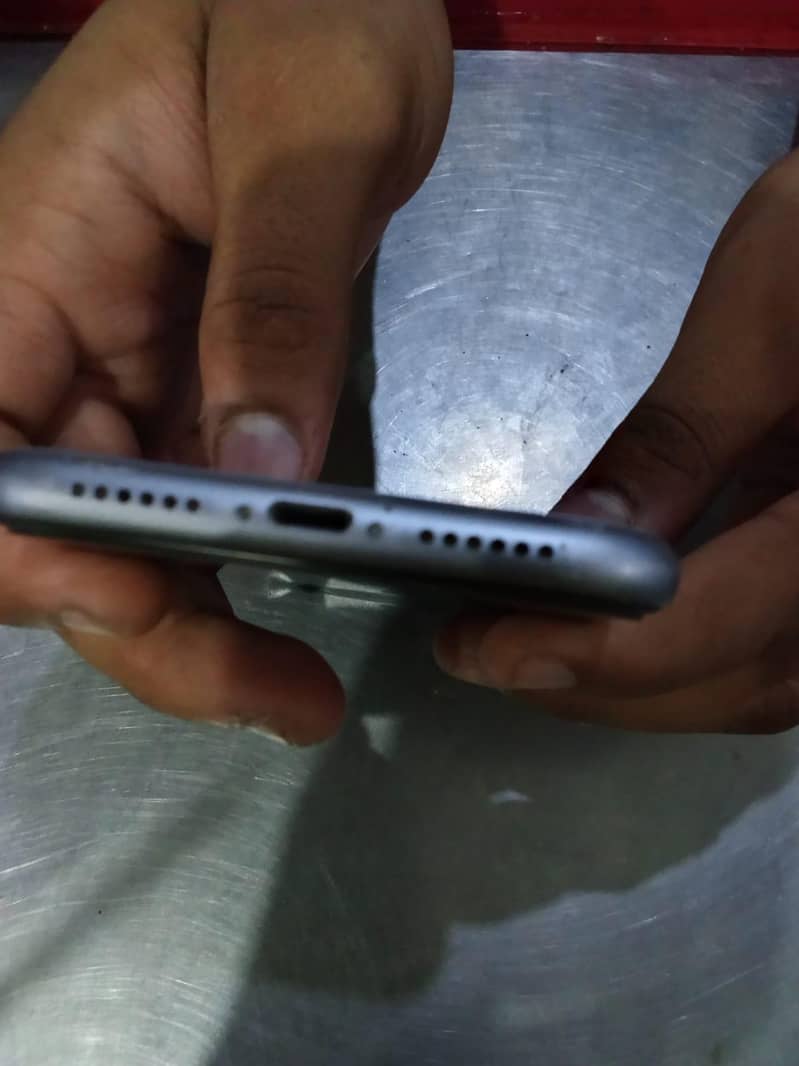 Apple iPhone 11 4