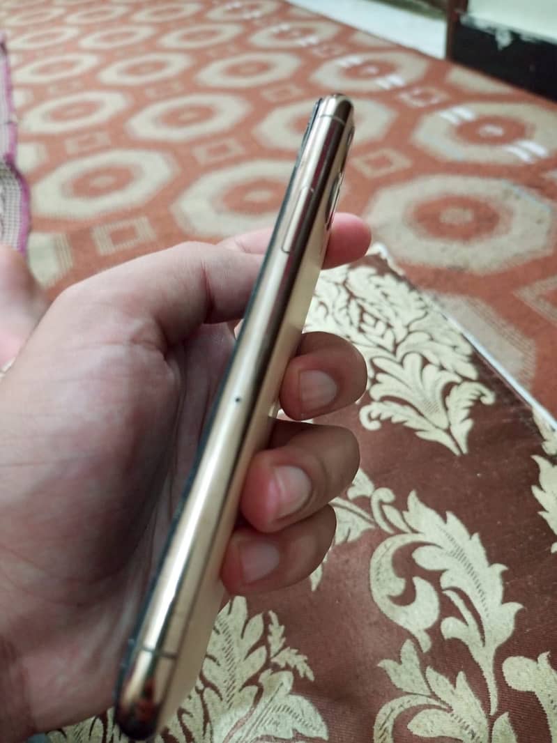 Apple iPhone 11 Pro 4