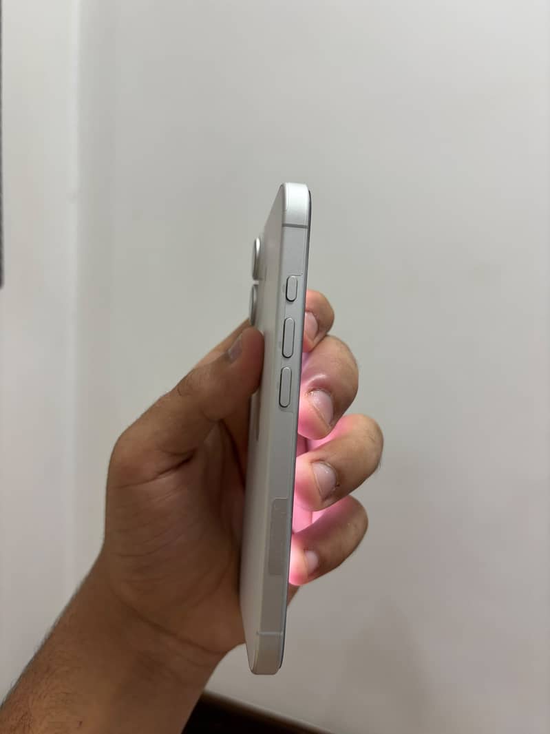 Apple iPhone 16 2