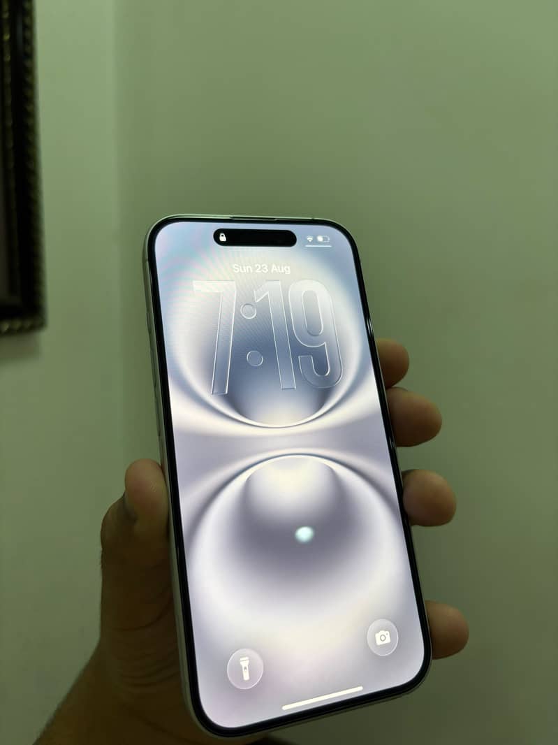 Apple iPhone 16 3