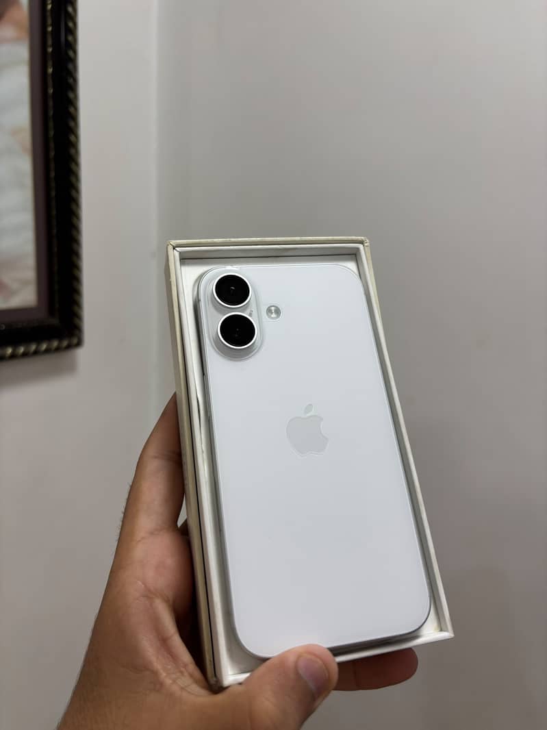 Apple iPhone 16 4