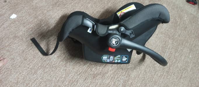 baby Cary cot / Car seat