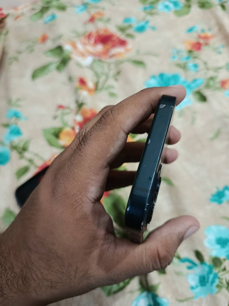 Apple iPhone 13 4