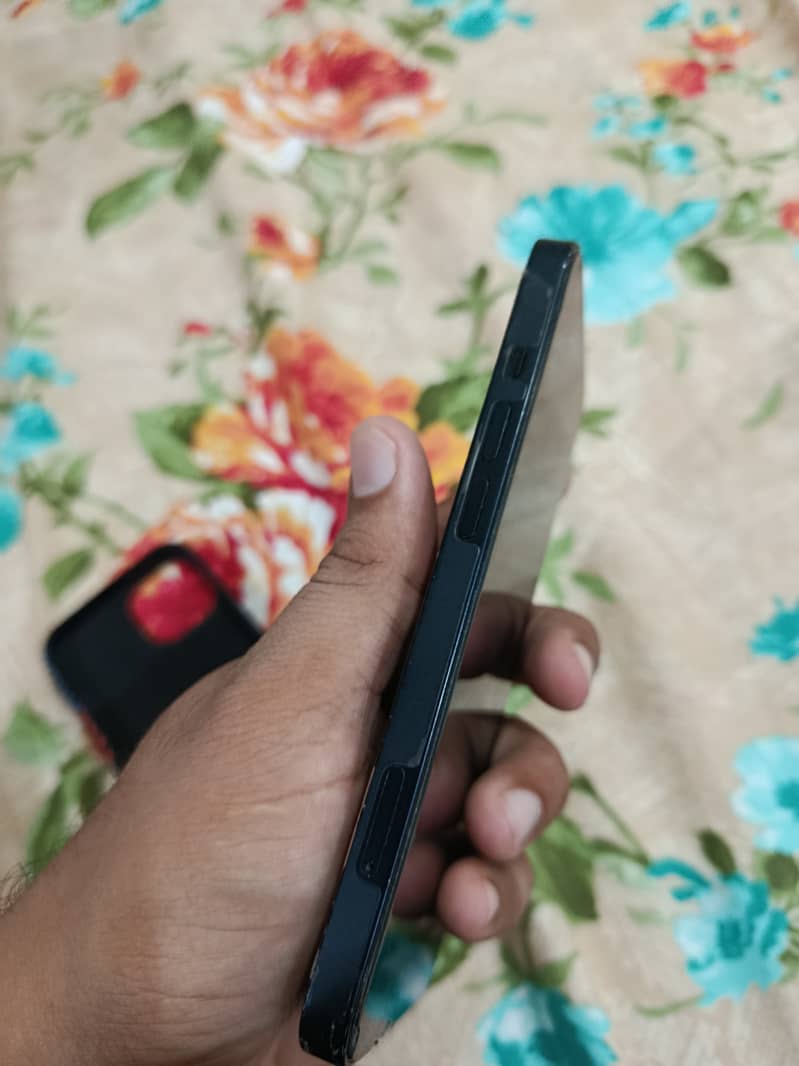Apple iPhone 13 2