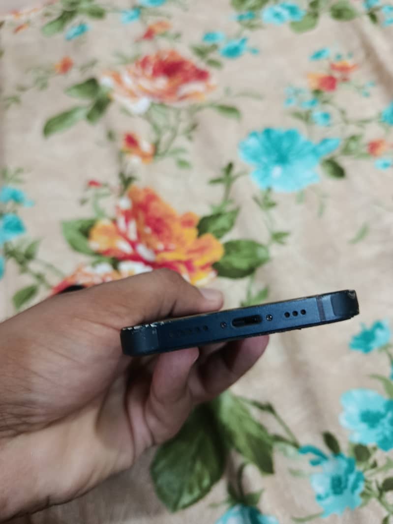 Apple iPhone 13 5