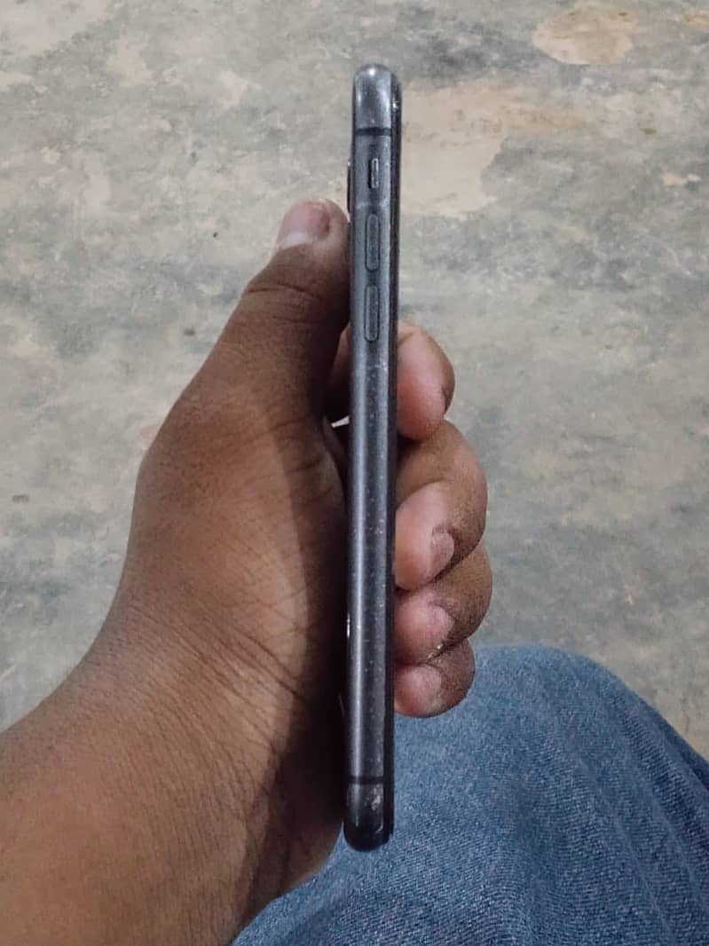 Apple iPhone 11 4