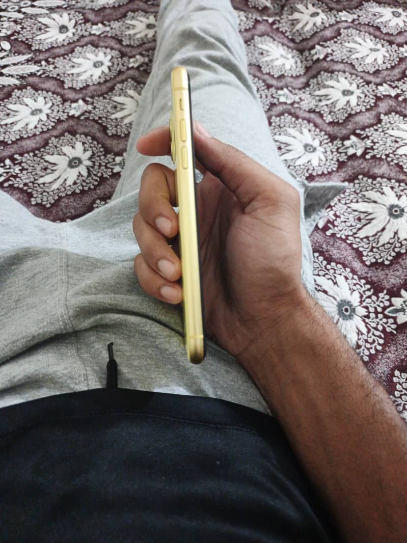 Apple iPhone 11 3