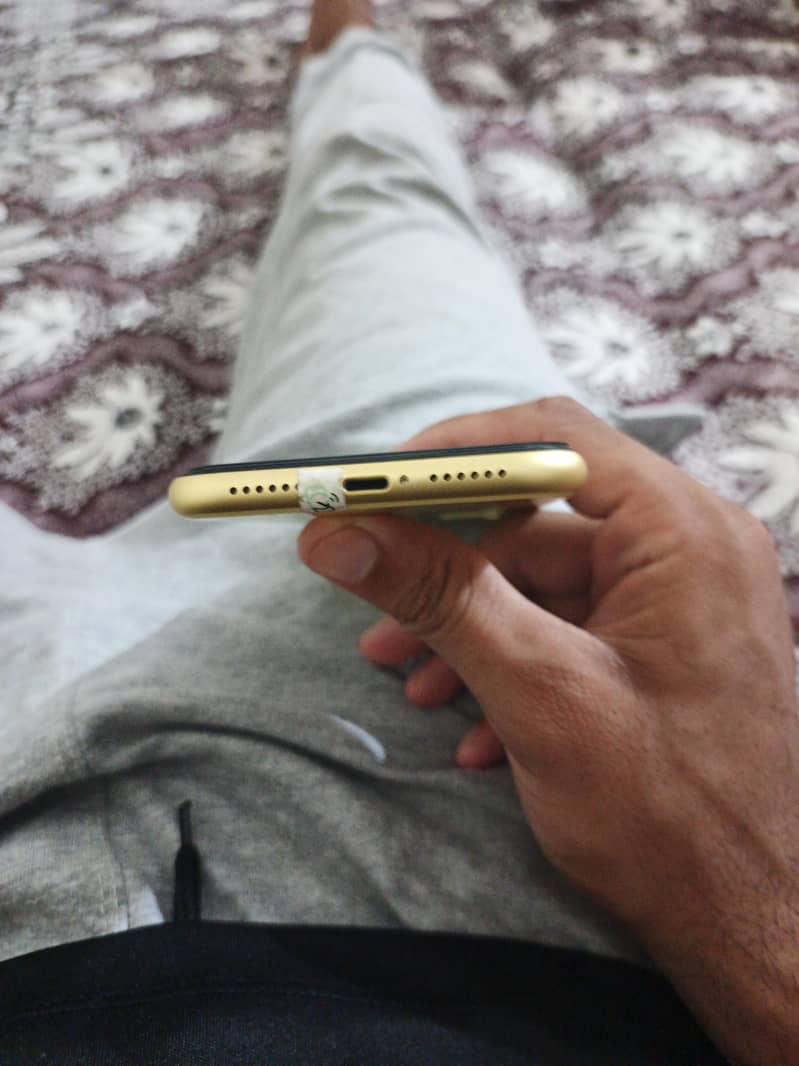 Apple iPhone 11 4