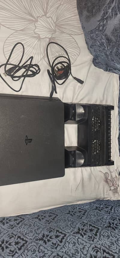 (Urgent sale) This is a great ps4 slim 500gb it is in very good con