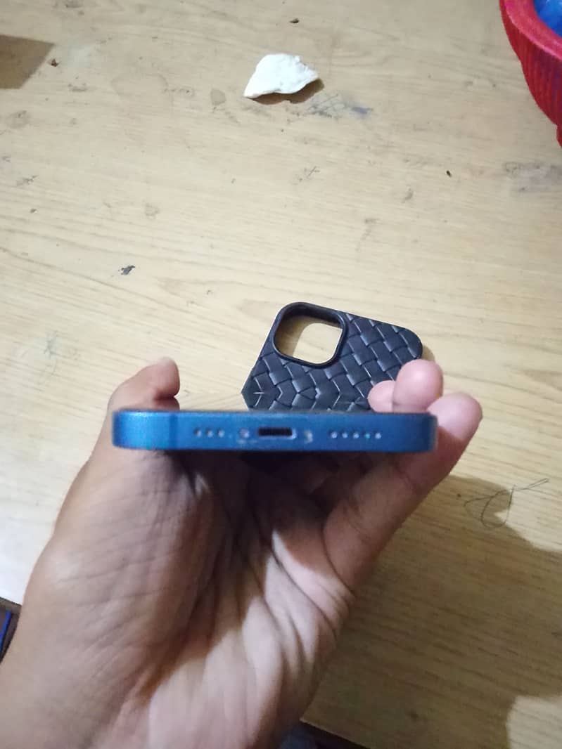 Apple iPhone 13 8