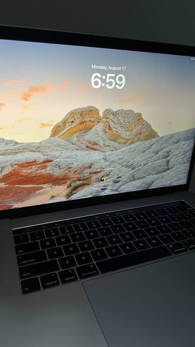 MacBook Pro 16" 2019 / Core i9 / 16GB RAM / 500gb SSD / 4gb Card