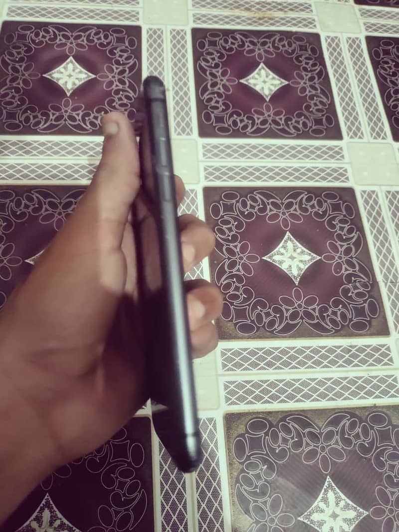 Apple iPhone 11 4