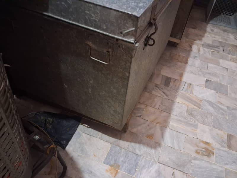 small trunk for clothes 2