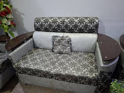Comfortable 6-Seater Sofa Set in Good Condition – Modern Floral Print