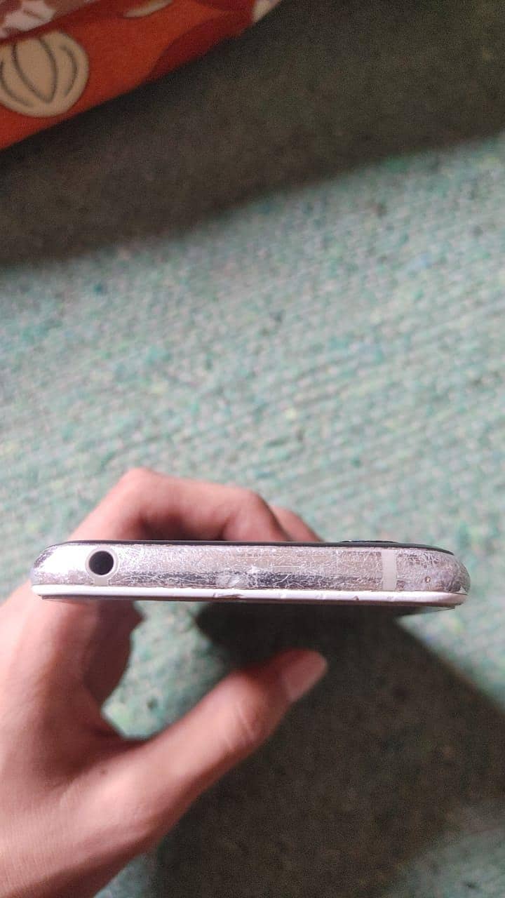 Sharp Aquos R2 5
