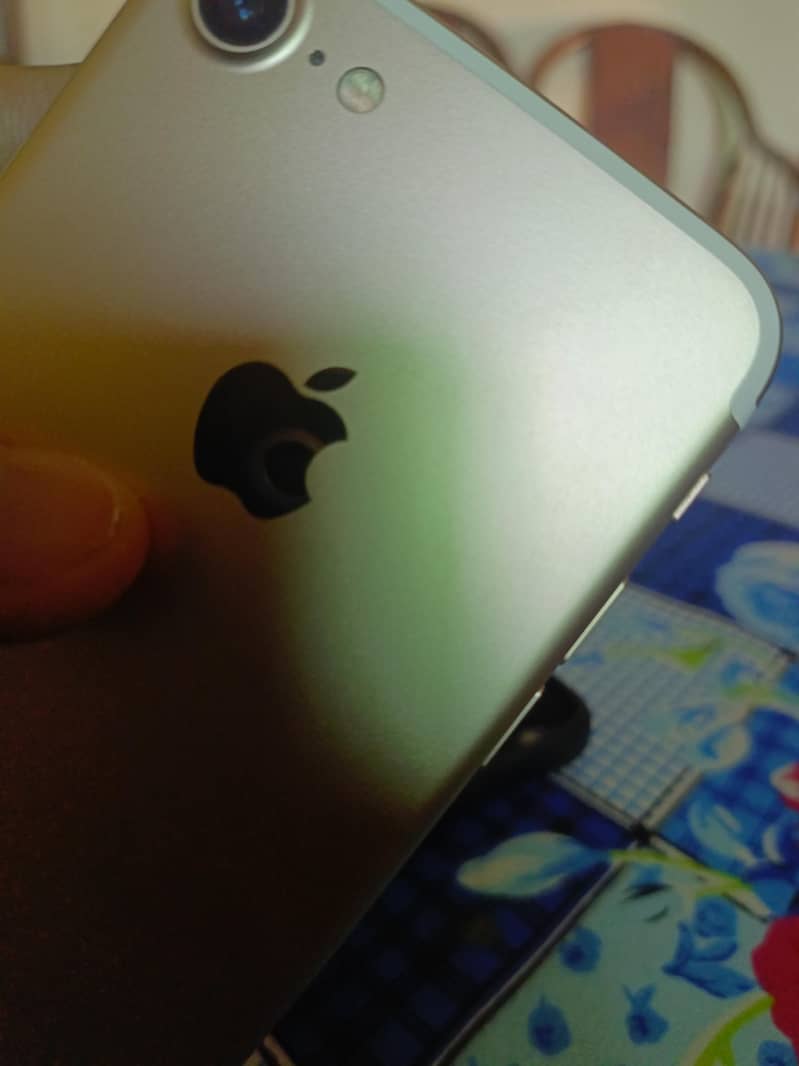 Apple iPhone 7 1