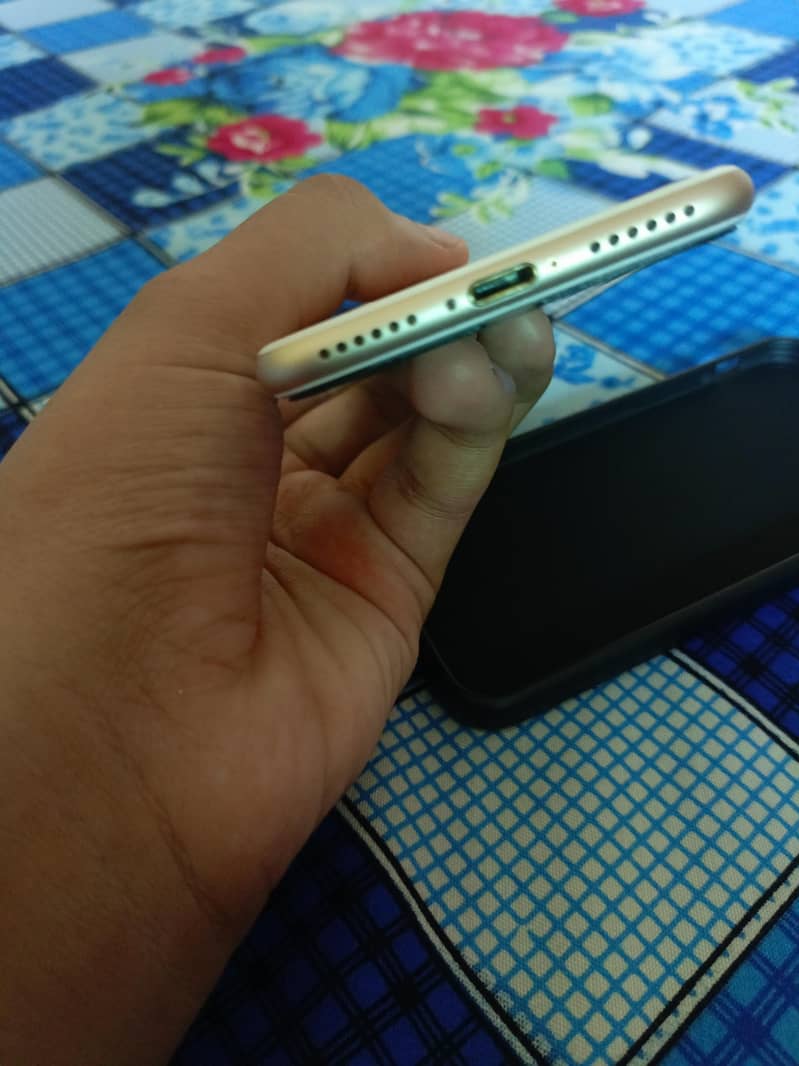 Apple iPhone 7 3