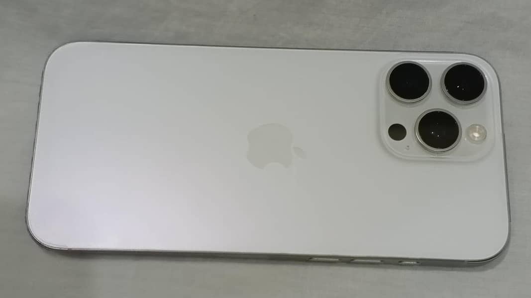 Apple iPhone 16 Pro Max 1