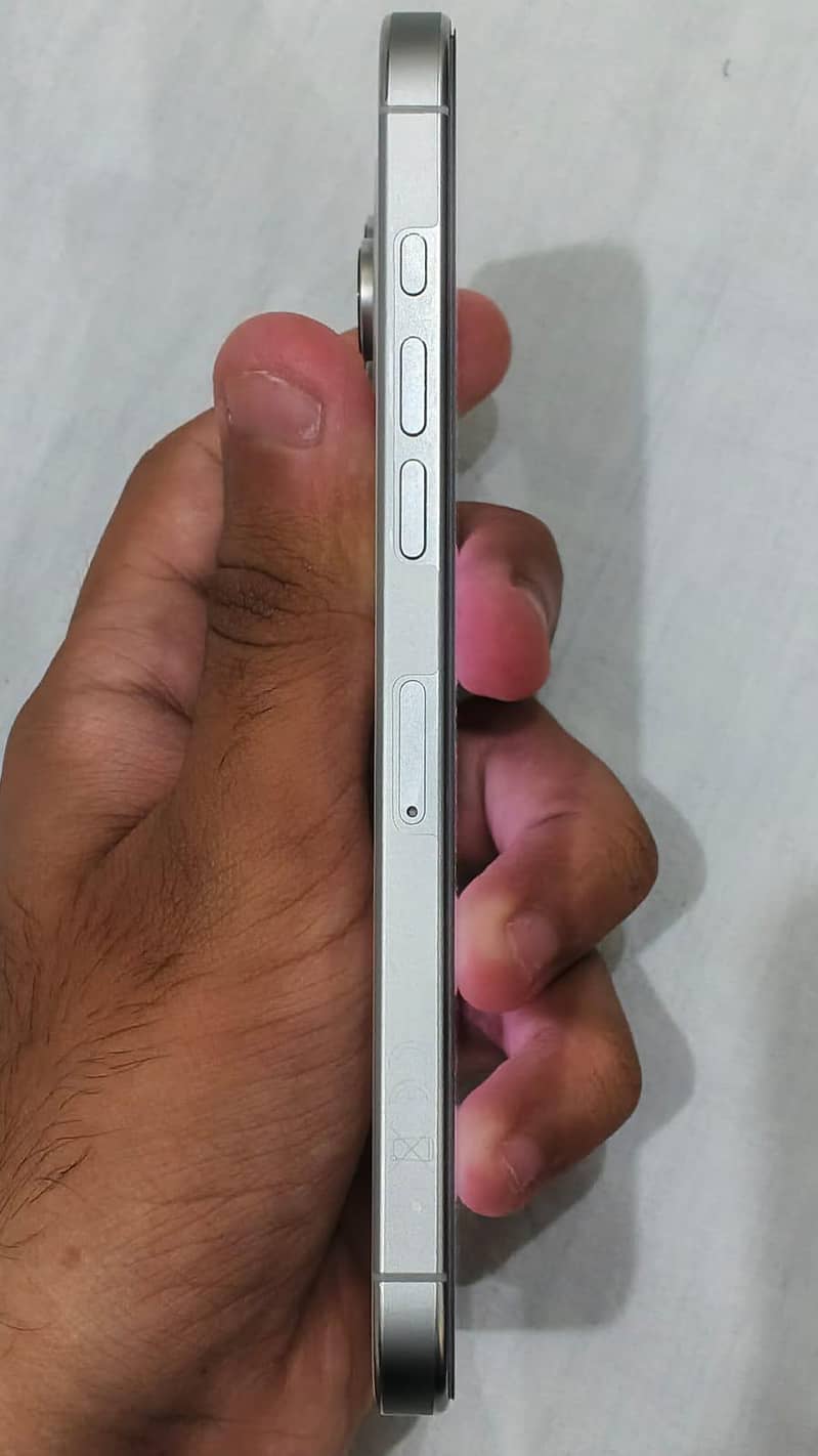Apple iPhone 16 Pro Max 2