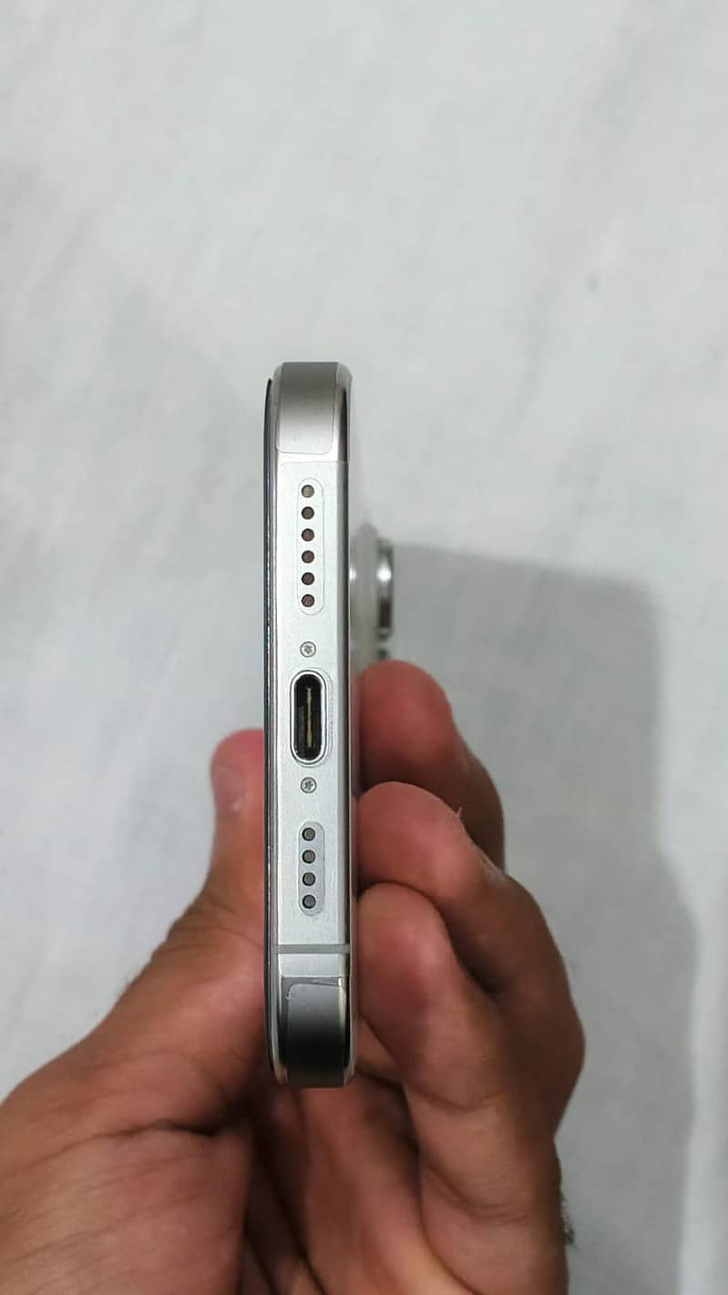 Apple iPhone 16 Pro Max 6