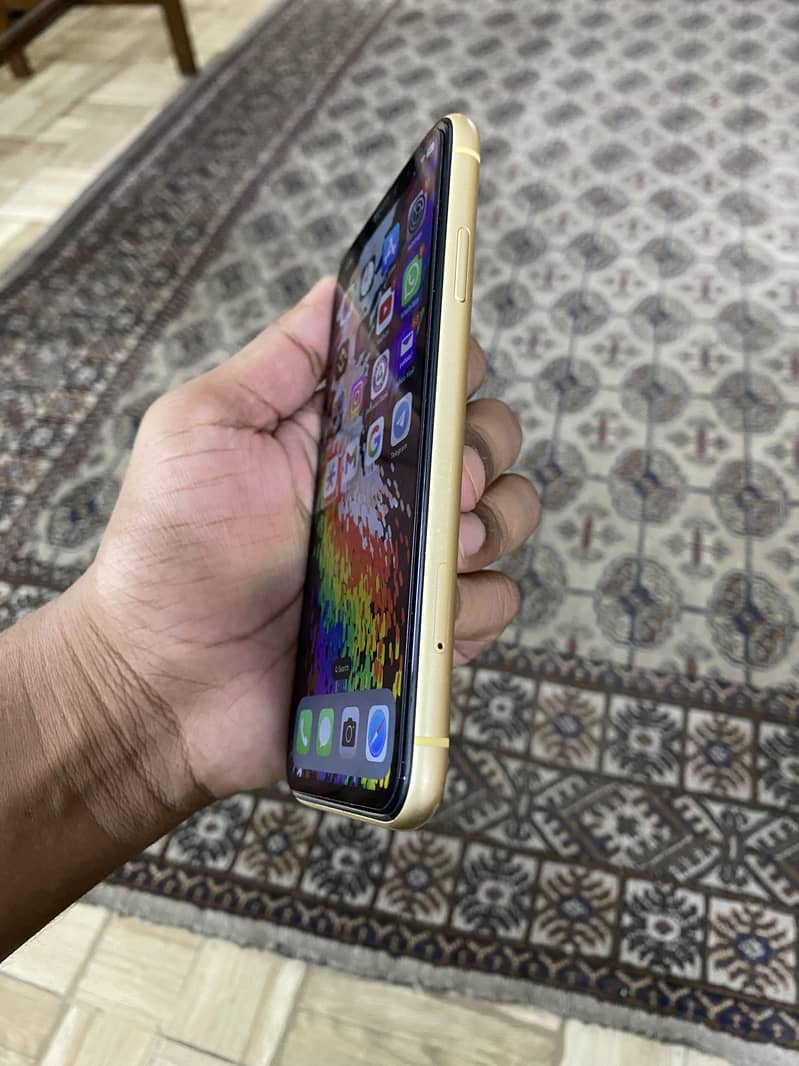 iPhone XR 4