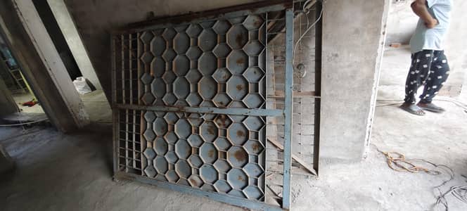 Main Gate in good condition 10 by 6 ft