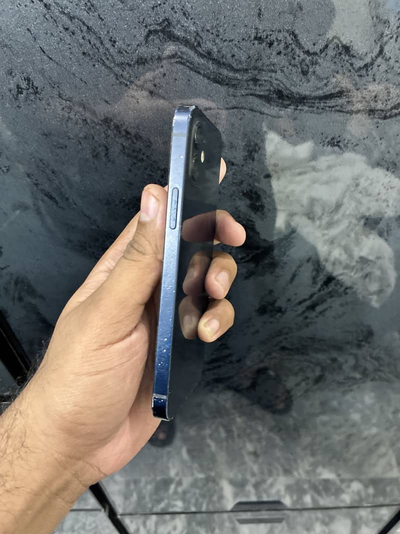 Apple iPhone 12 4