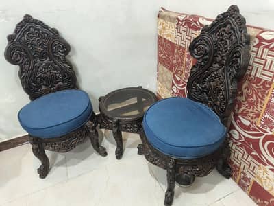 2 chinoti chairs with table