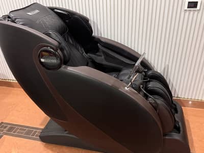 JC BUCKMAN IndulgeUs Full Body Massage Chair