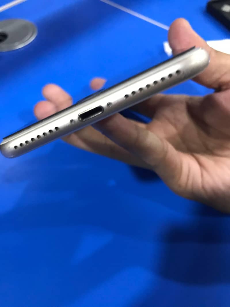 Apple iPhone 7 2