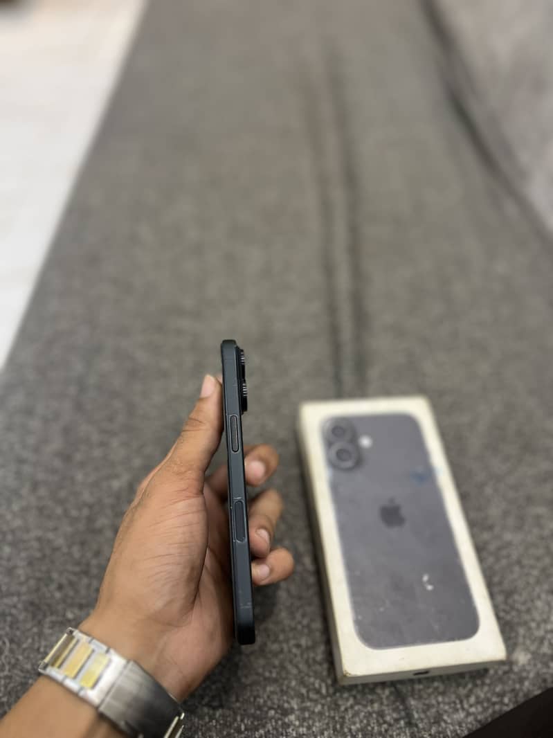 Apple iPhone 16 2