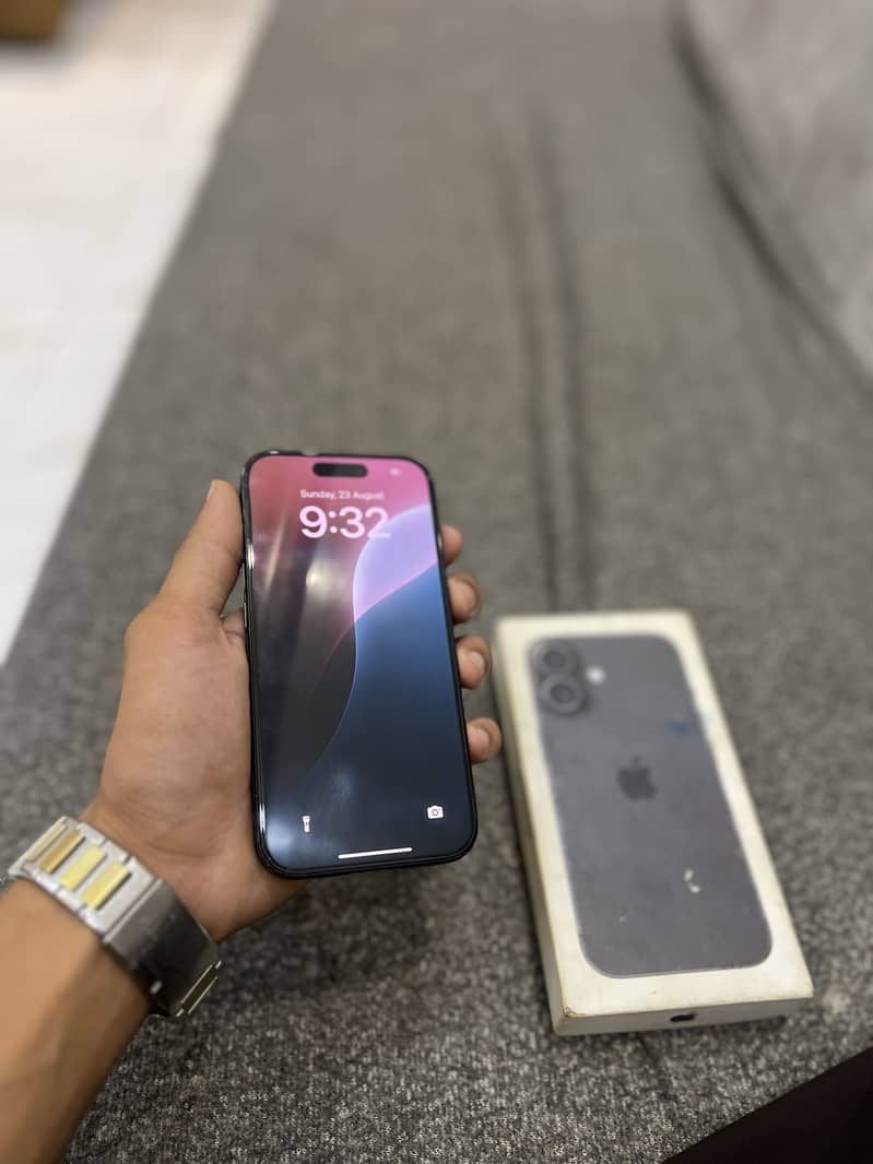 Apple iPhone 16 4