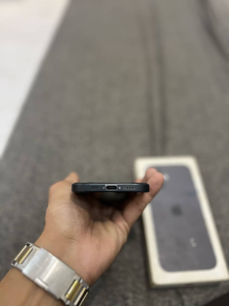 Apple iPhone 16 5