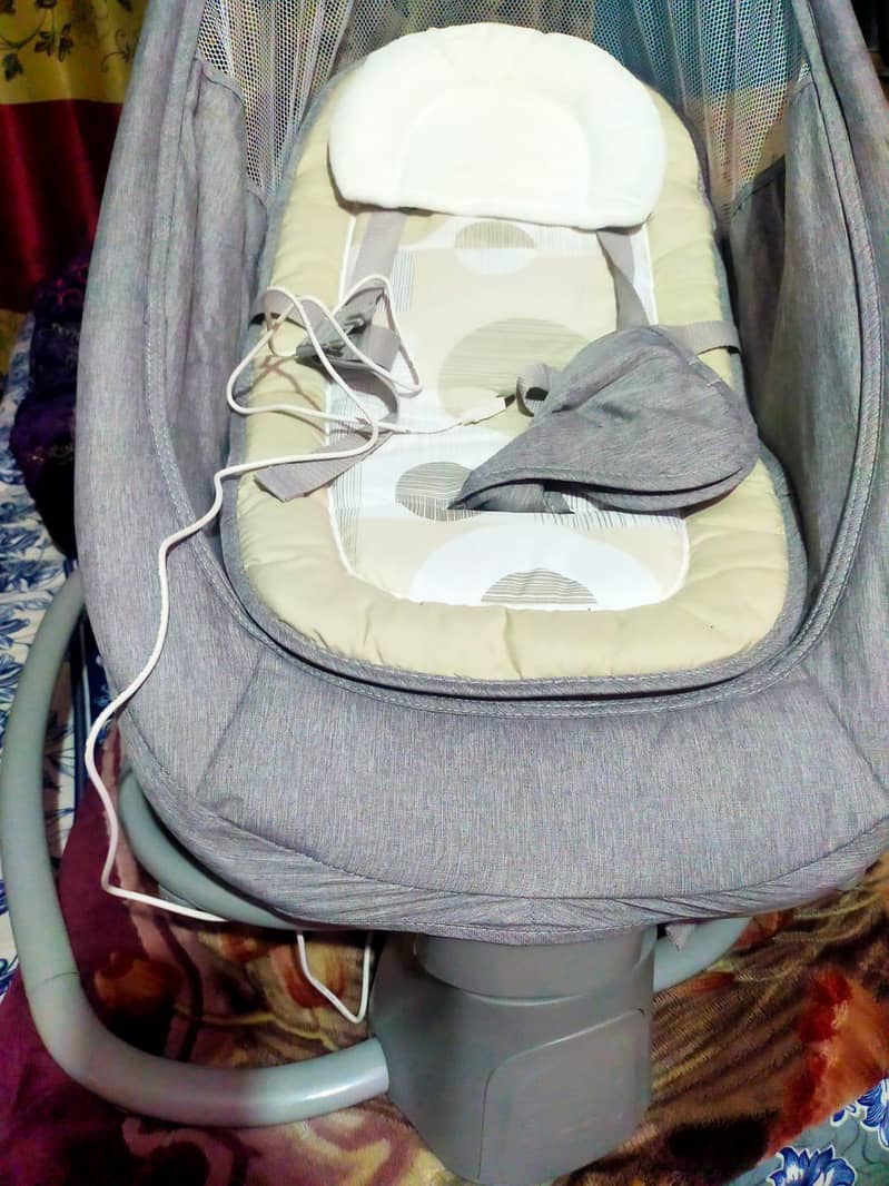 Deluxe multi function bassinet 2
