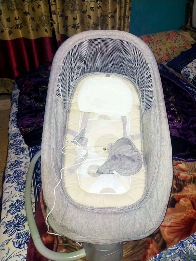 Deluxe multi function bassinet 5