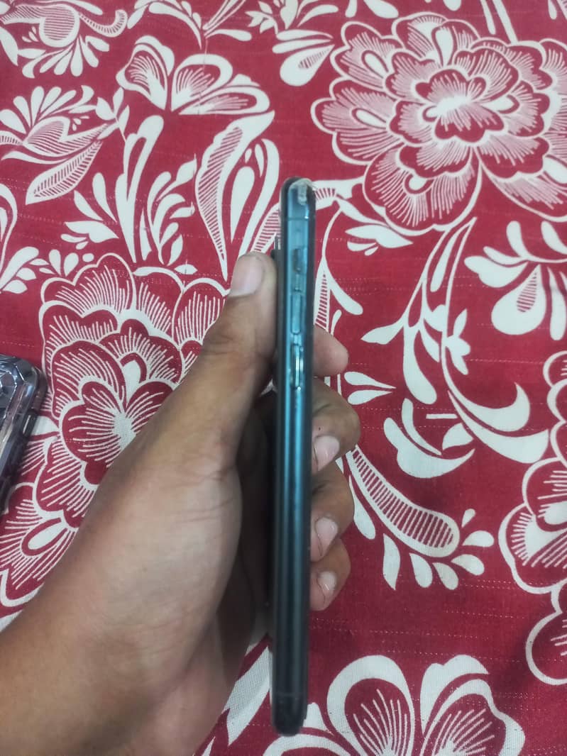 Apple iPhone 11 Pro 4