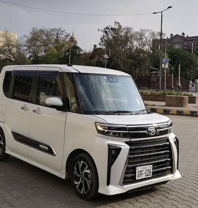 Daihatsu Tanto Custom X — Top line variant