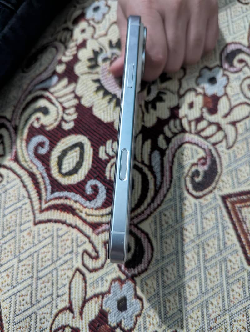 Apple iPhone 16 Pro Max 2