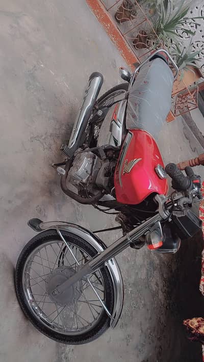 Honda 125 self start special edition silver .