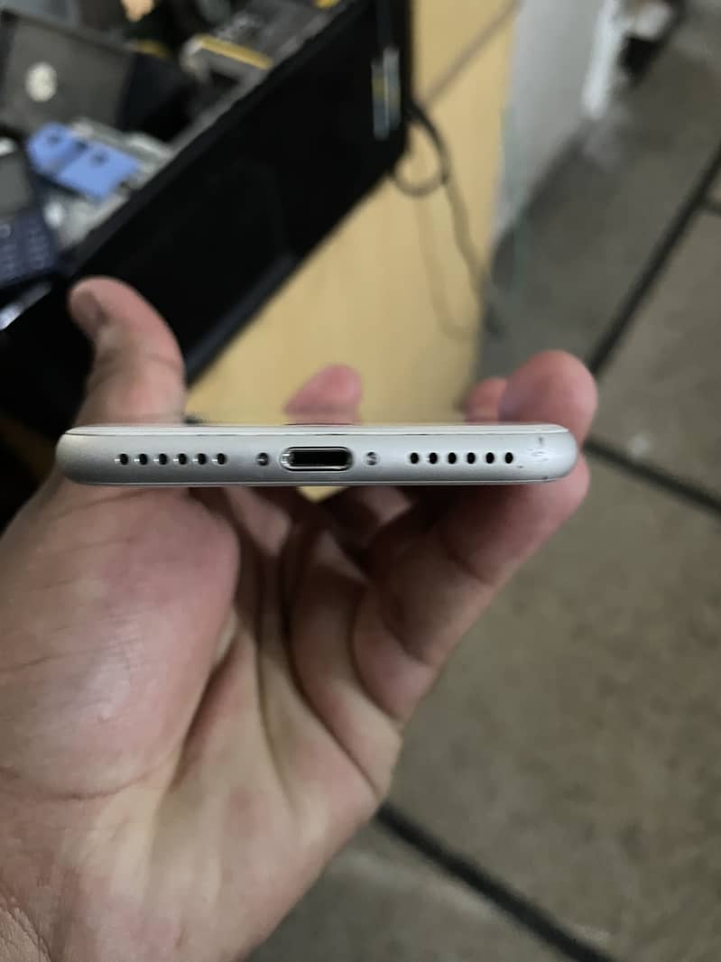 Apple iPhone 8 3