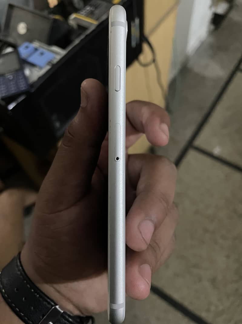Apple iPhone 8 4